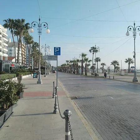 Fantastic 163 In Finikoudes لارنكا